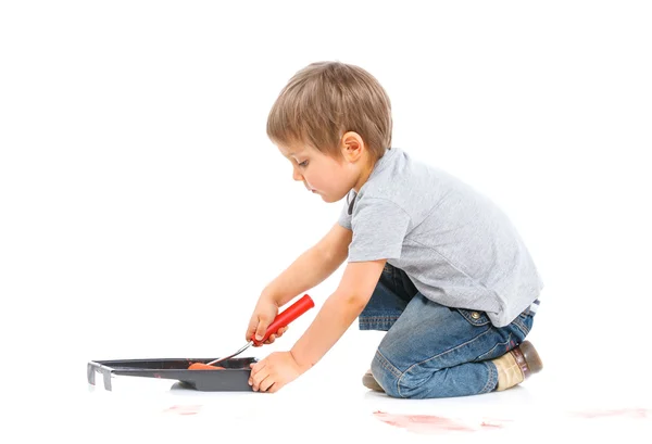 Jovem feliz pintando sobre branco — Fotografia de Stock