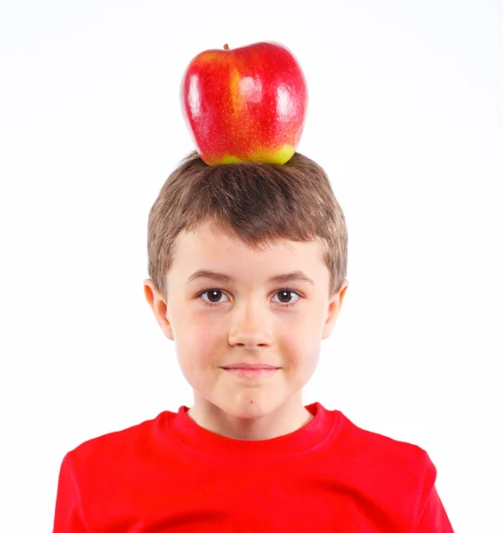 Liten pojke med äpple. — Stockfoto