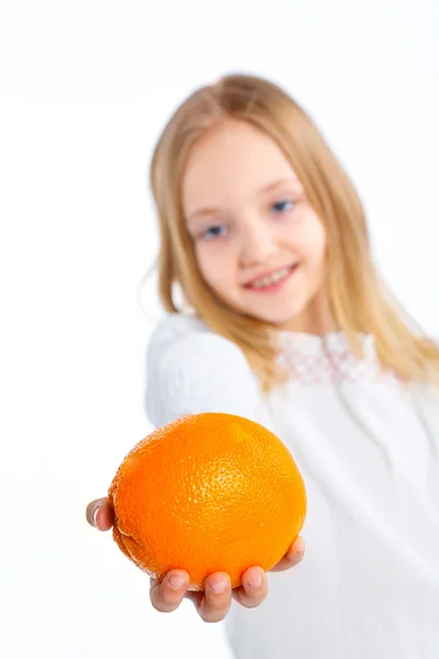 Retrato de menina bonito com laranja — Fotografia de Stock