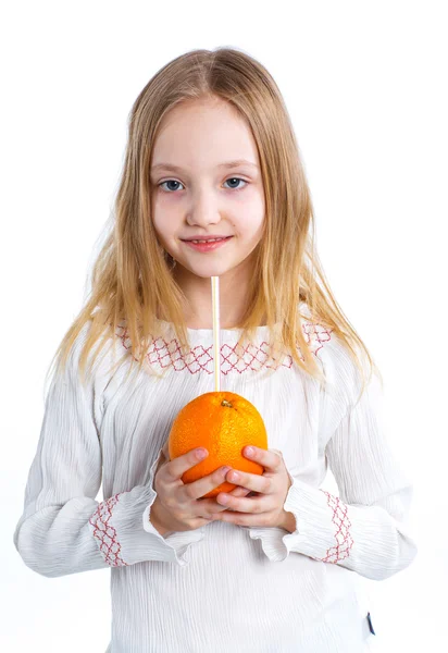 Narancslevet ivott kislány portréja — Stock Fotó