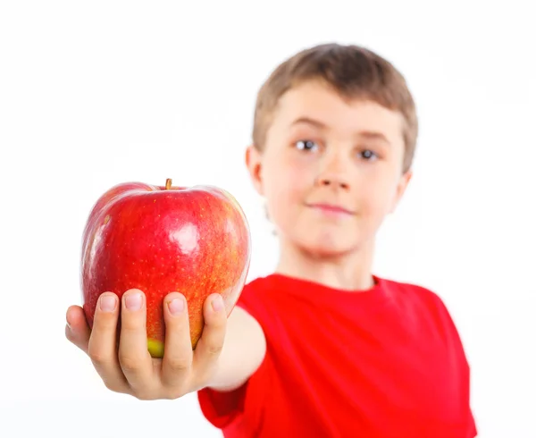 Мальчик с яблоком . — стоковое фото