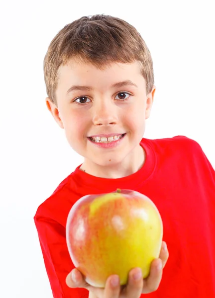 Kleiner Junge mit Apfel. — Stockfoto