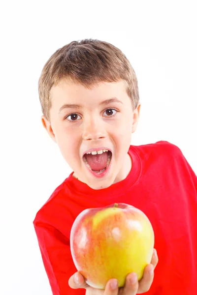 Liten pojke med äpple. — Stockfoto