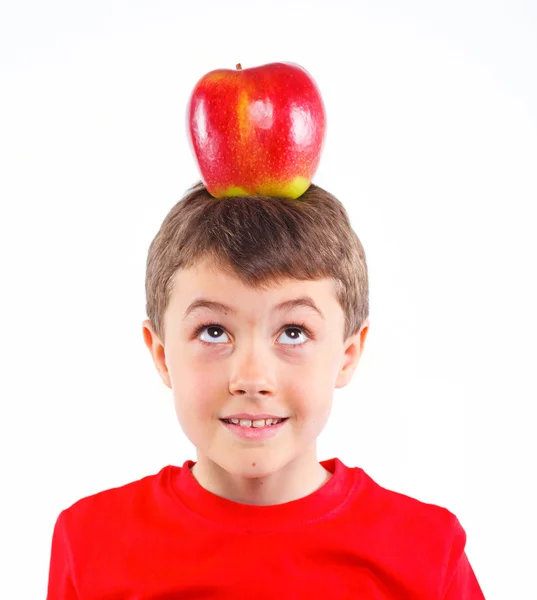 Niño pequeño con manzana . — Foto de Stock