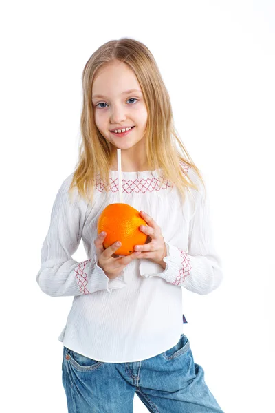 小女孩喝橙汁的肖像 — 图库照片