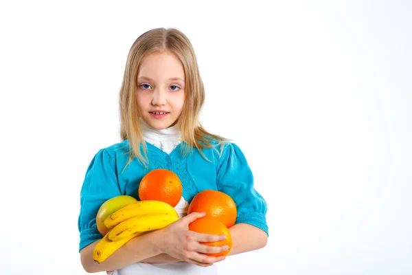 Schattig klein meisje met vruchten — Stockfoto