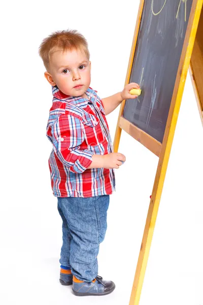 小男孩在黑板上画了 — 图库照片