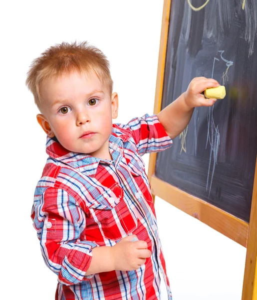 Malý chlapec kreslí na tabuli — Stock fotografie