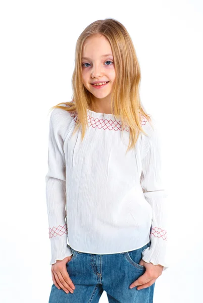 Милая маленькая девочка в белой одежде — стоковое фото