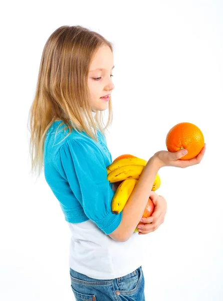 Schattig klein meisje met vruchten — Stockfoto