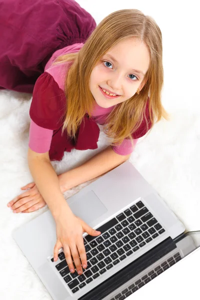Menina usando notebook computador — Fotografia de Stock