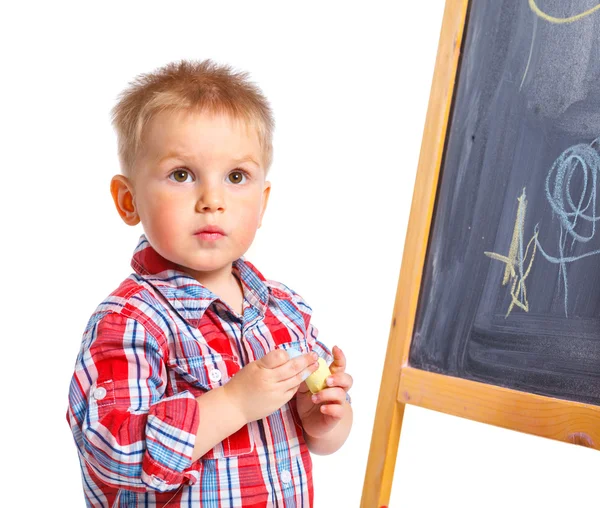 Mały chłopiec rysuje na tablicy — Zdjęcie stockowe
