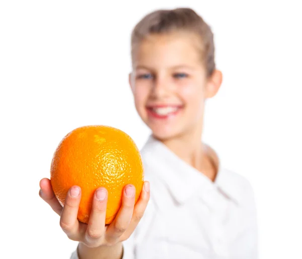 Πορτρέτο του χαριτωμένο κορίτσι με πορτοκάλι — Φωτογραφία Αρχείου