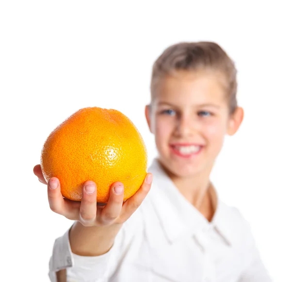 Retrato de menina bonito com laranja — Fotografia de Stock