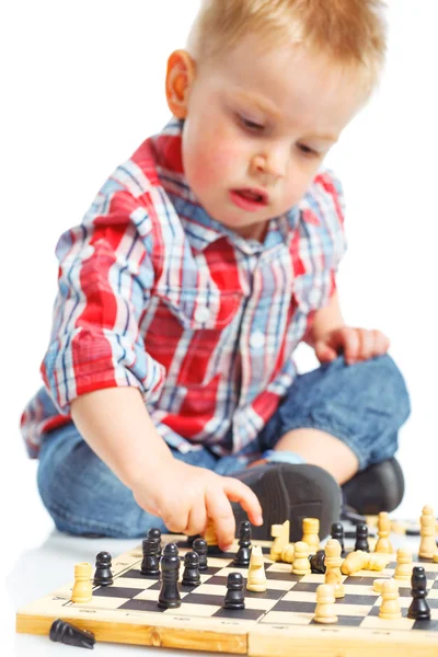 Mały chłopiec gra w szachy. — Zdjęcie stockowe