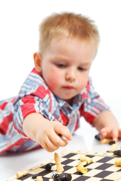 Μικρό αγόρι παίζει σκάκι. — Φωτογραφία Αρχείου