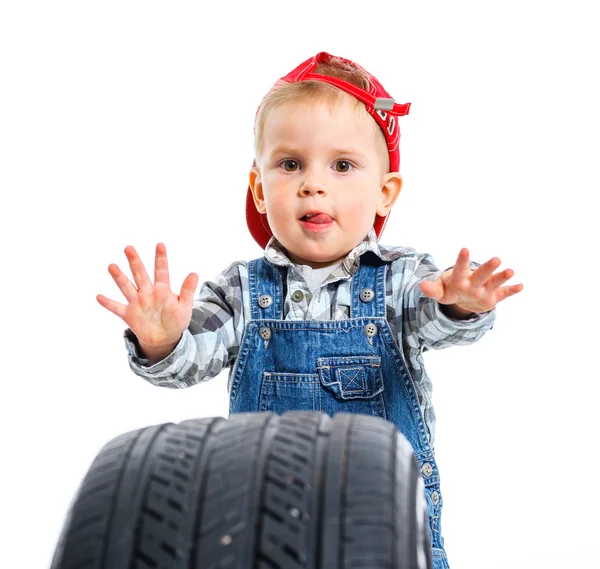 Kleiner Mechaniker mit Reifen — Stockfoto