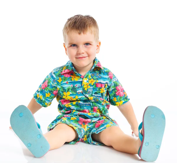 Aranyos kisfiú öltözve ruhák beach — Stock Fotó