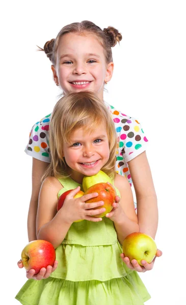 Портрет двох щасливих дівчат з яблуком — стокове фото