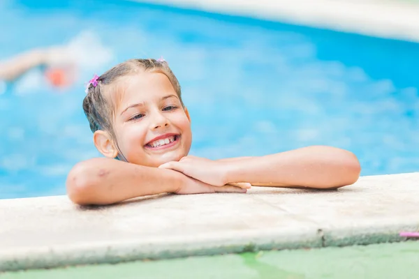 Ganska ung flicka på pool — Stockfoto