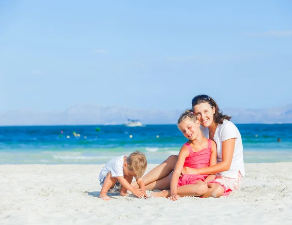 Família feliz na praia tropical — Fotografia de Stock