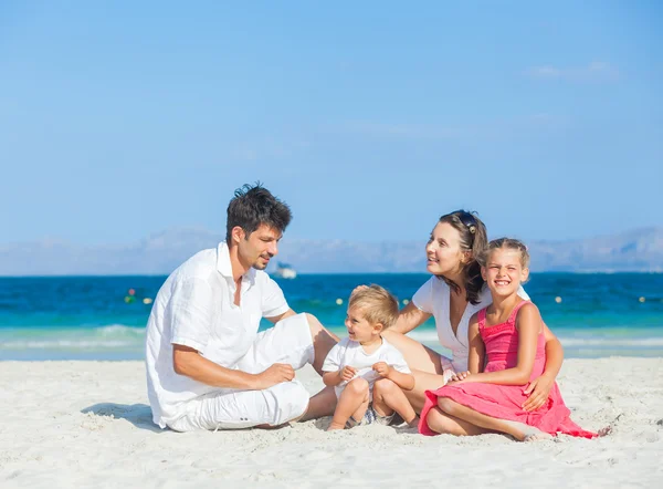 Familia de cuatro en la playa tropical — Foto de Stock