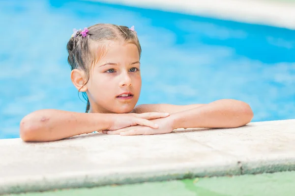 Ganska ung flicka på pool — Stockfoto