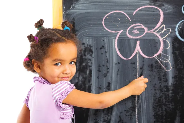 黑白混血的小女孩画在黑板上 — 图库照片