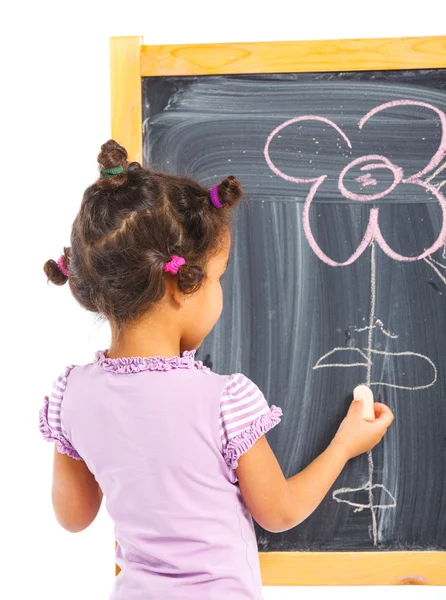Mulat holčička kreslí na tabuli — Stock fotografie