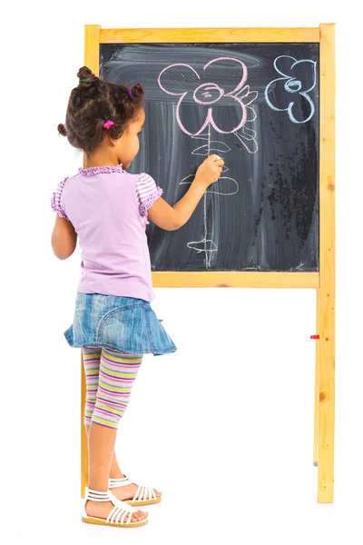 Dziewczynka mulat rysuje na tablicy — Zdjęcie stockowe