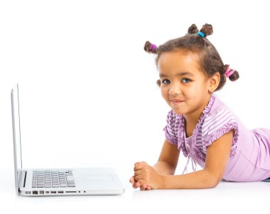 dizüstü bilgisayar kullanan genç kız