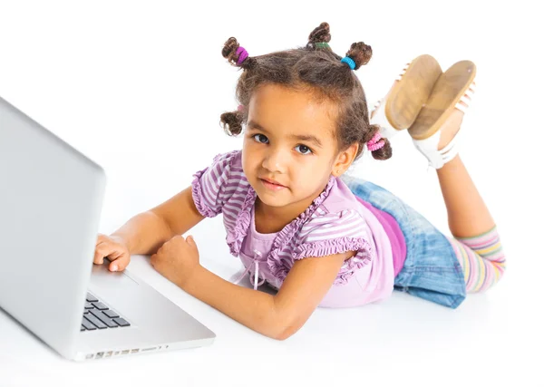 使用笔记本计算机的年轻女孩 — 图库照片