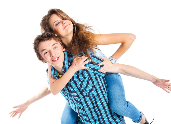 Jovem homem piggybacking seu namorada — Fotografia de Stock