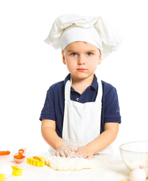 Hermoso chico caucásico haciendo un pastel —  Fotos de Stock