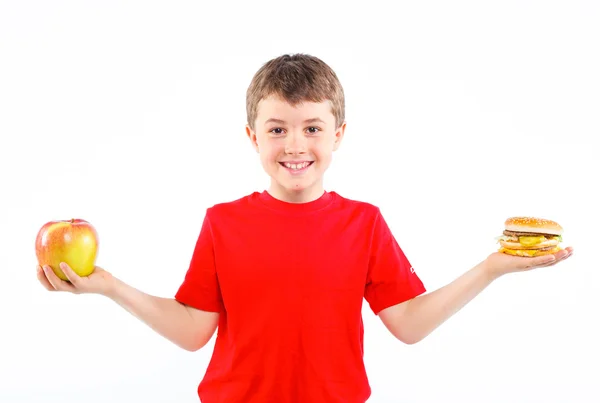 Junge isst einen Hamburger. — Stockfoto