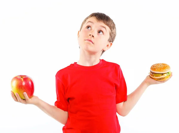 Chlapec jíst hamburger. — Stock fotografie