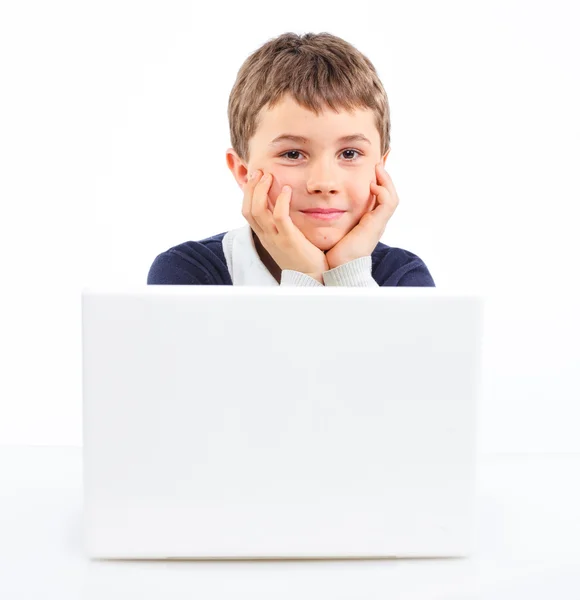 Νεαρό αγόρι χρησιμοποιώντας φορητό υπολογιστή — Φωτογραφία Αρχείου