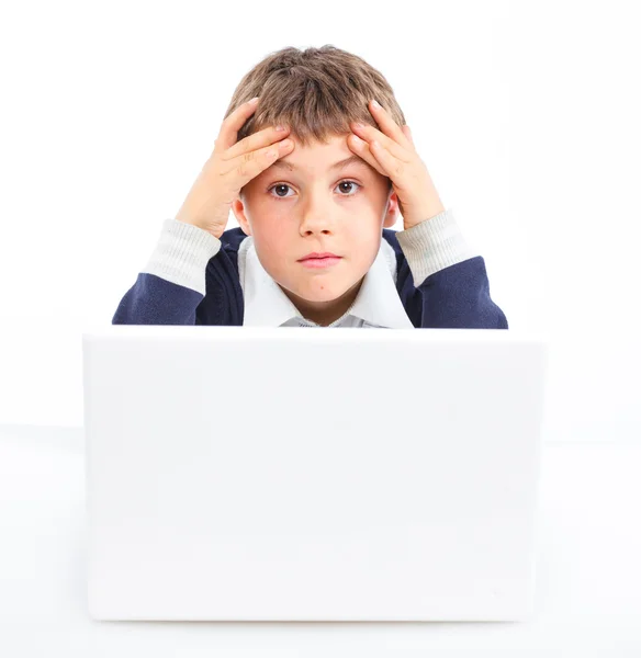 Νεαρό αγόρι χρησιμοποιώντας φορητό υπολογιστή — Φωτογραφία Αρχείου