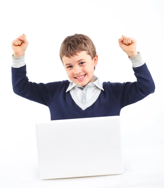 Ung pojke med bärbar dator — Stockfoto