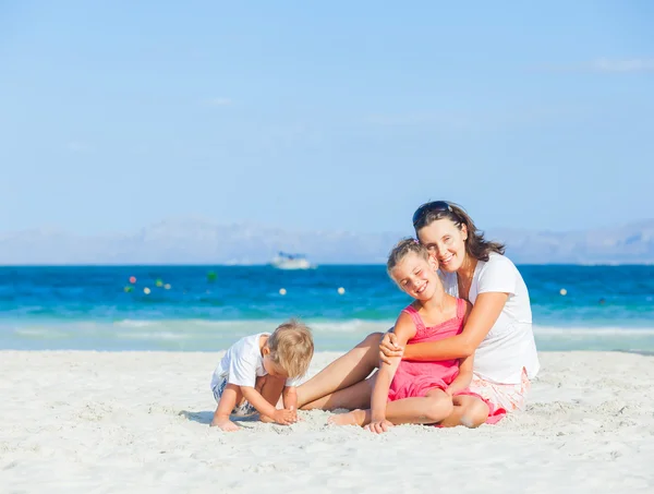 Ευτυχισμένη οικογένεια στην τροπική παραλία — Φωτογραφία Αρχείου