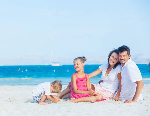 Famiglia di quattro persone sulla spiaggia tropicale — Foto Stock