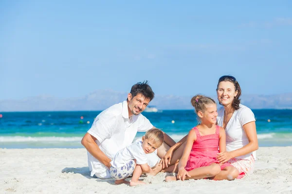 Familj av fyra på tropical beach — Stockfoto