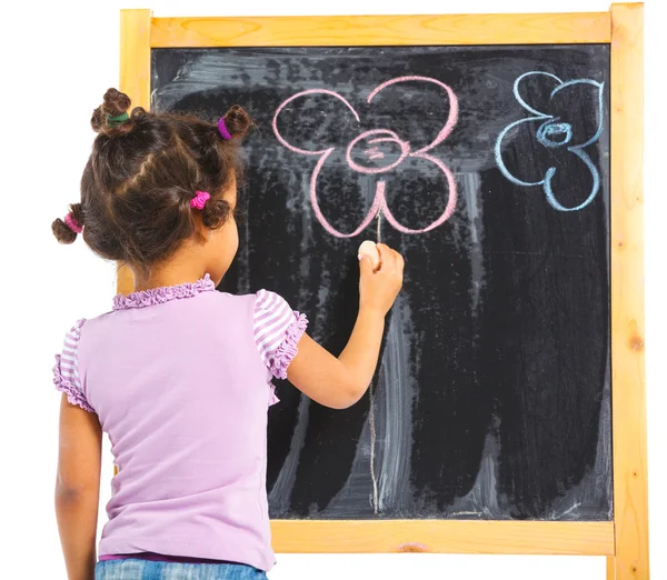 黑白混血的小女孩画在黑板上 免版税图库图片