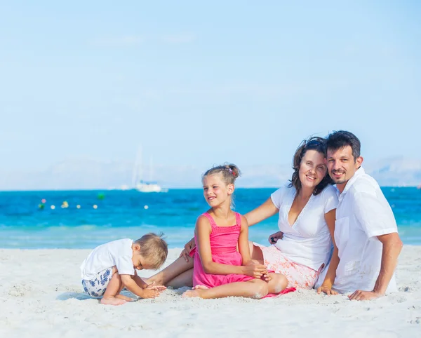 Τετραμελή οικογένεια σε τροπική παραλία — Φωτογραφία Αρχείου