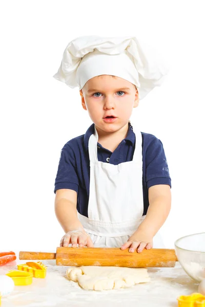 Bonito menino caucasiano fazendo um bolo — Fotografia de Stock