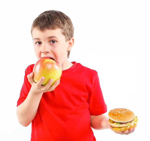 Chlapec jíst hamburger. — Stock fotografie