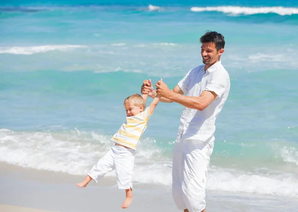 Padre e figlio divertirsi sulla spiaggia — Foto Stock
