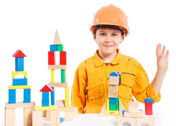 Un niño sonriente está construyendo —  Fotos de Stock