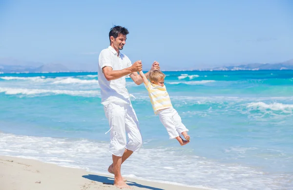 Padre e hijo divirtiéndose en la playa — Foto de Stock