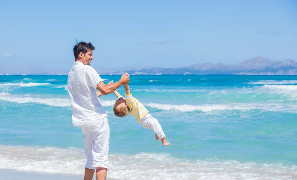 Far och son ha kul på stranden — Stockfoto